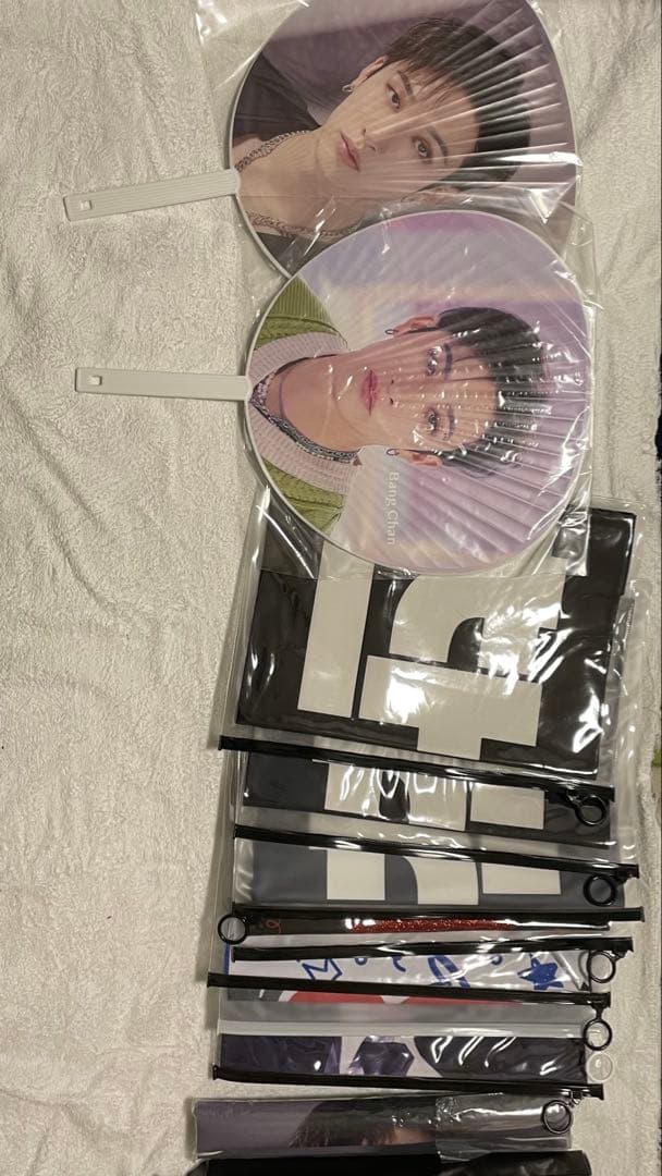 Stray Kids KーPOPファングッズセット CD フォトカード・うちわ