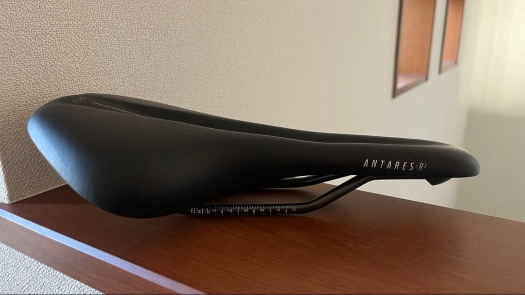 Fizik Antares R3 open サドル