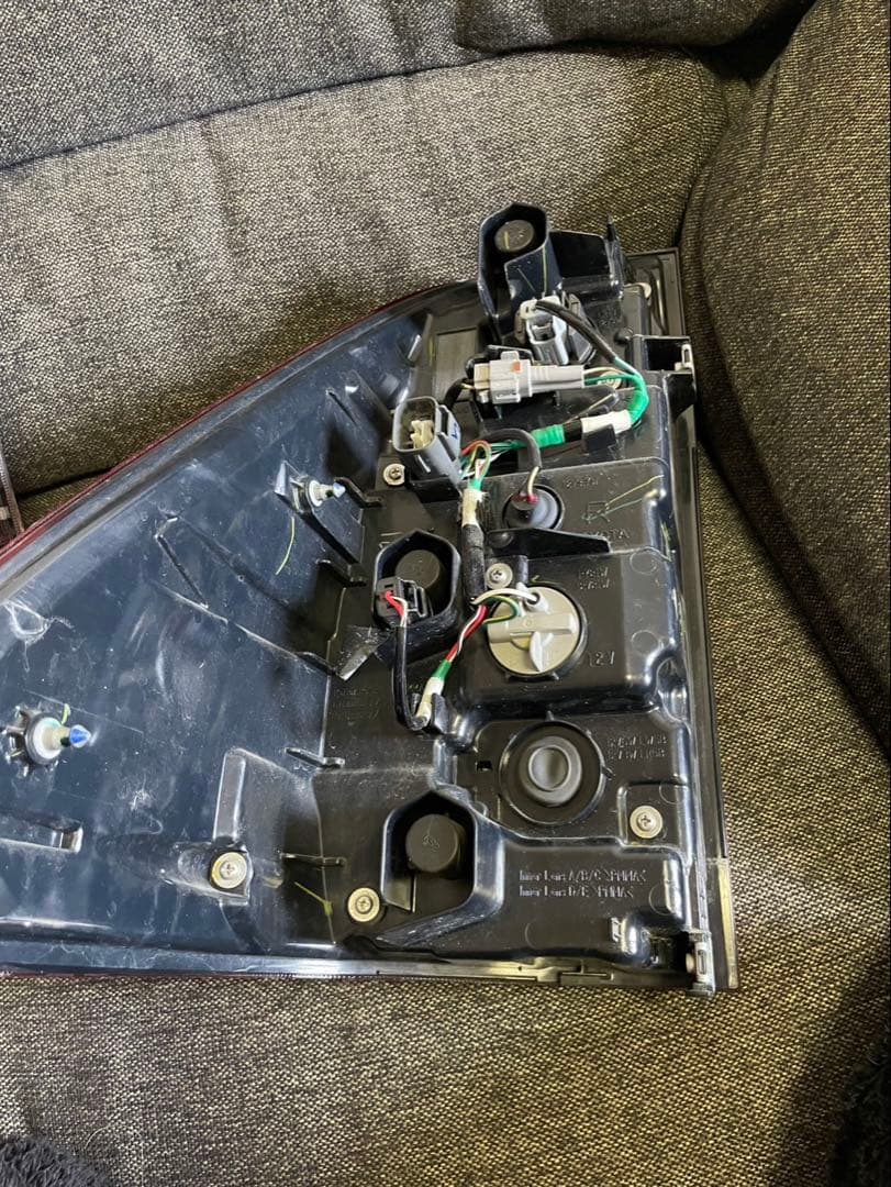 ハイラックス純正テールライト ※右側割れ有り