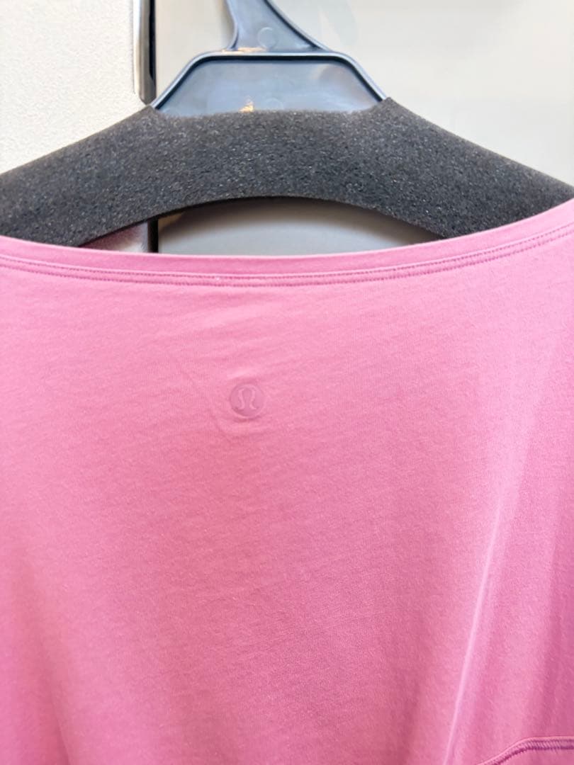 【人気】ルルレモン　バックインアクション半袖　ピンク
